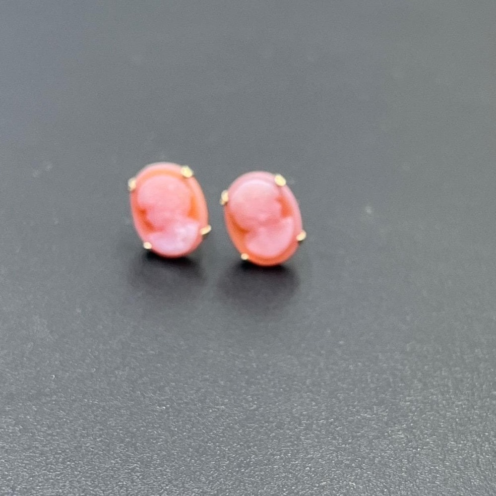 Vintage 14k Yellow Gold Carved Oval Coral Shell Cameo Stud Post Earrings